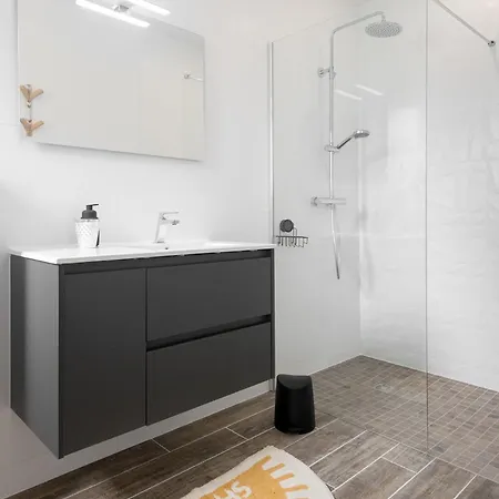 à 200m De La - Hébergement de vacances *